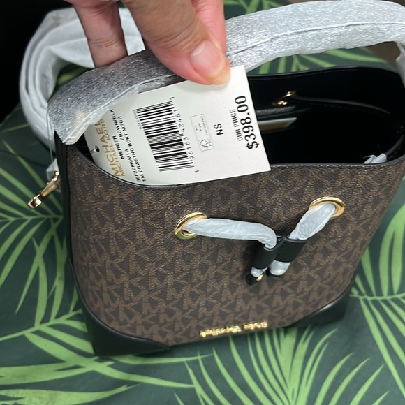 Brand New Michael Kors Mercer Small Bucket Drawstring - Picture 2 of 4